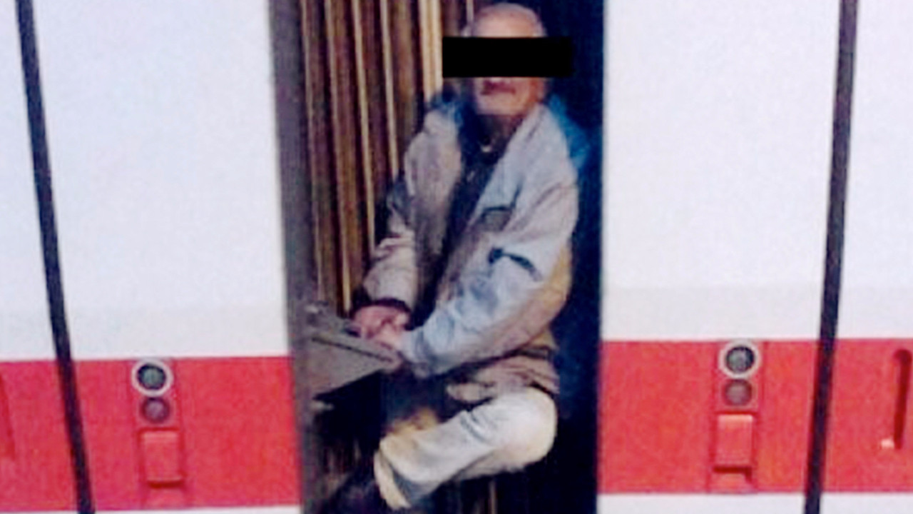 Un român a mers agăţat de exteriorul unui tren care circula cu 160 de km/h în Germania. De ce s-a panicat