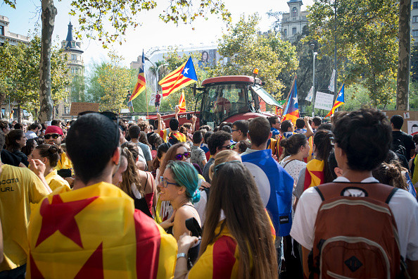 Poliţia a sigilat peste jumătate din secţiile de vot din Catalonia. Mii de persoane au manifestat la Madrid