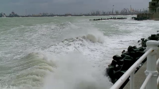 Furtună pe Marea Neagră. Plaja de la Eforie Sud a fost ”înghițită” de valuri