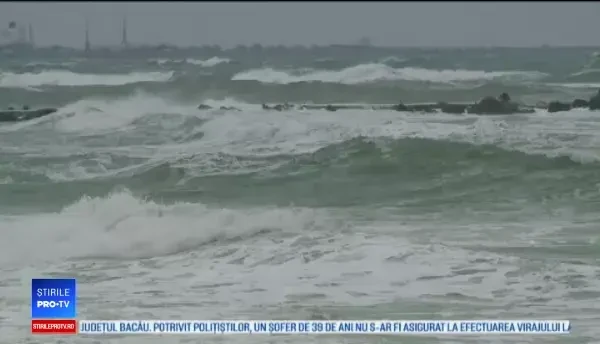 Furtună pe Marea Neagră. Plaja de la Eforie Sud a fost ”înghițită” de valuri