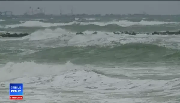 Furtună pe Marea Neagră. Plaja de la Eforie Sud a fost înghițită de valuri