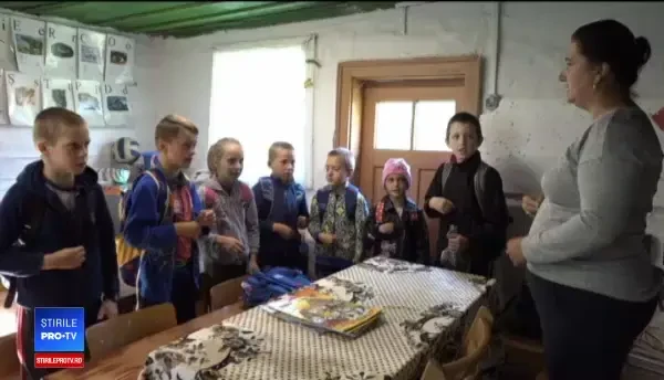 Cea mai mică școală din România. Cei 10 elevi merg zilnic pe jos 4 ore până la ea