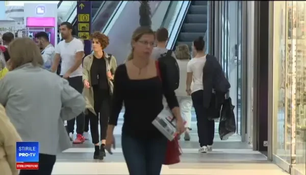 Să ne uităm la haine, mai vedem o puştoaică. 70% dintre români preferă mall-urile în locul operei şi teatrului