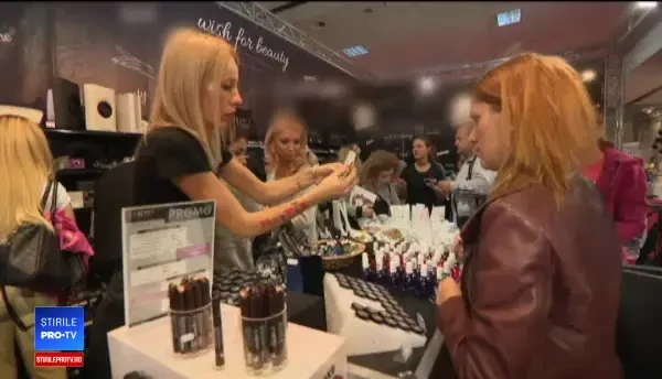 Stilul anilor 80 revine în materie de make-up. Tendinţele toamnei, la târgul de frumuseţe din Capitală