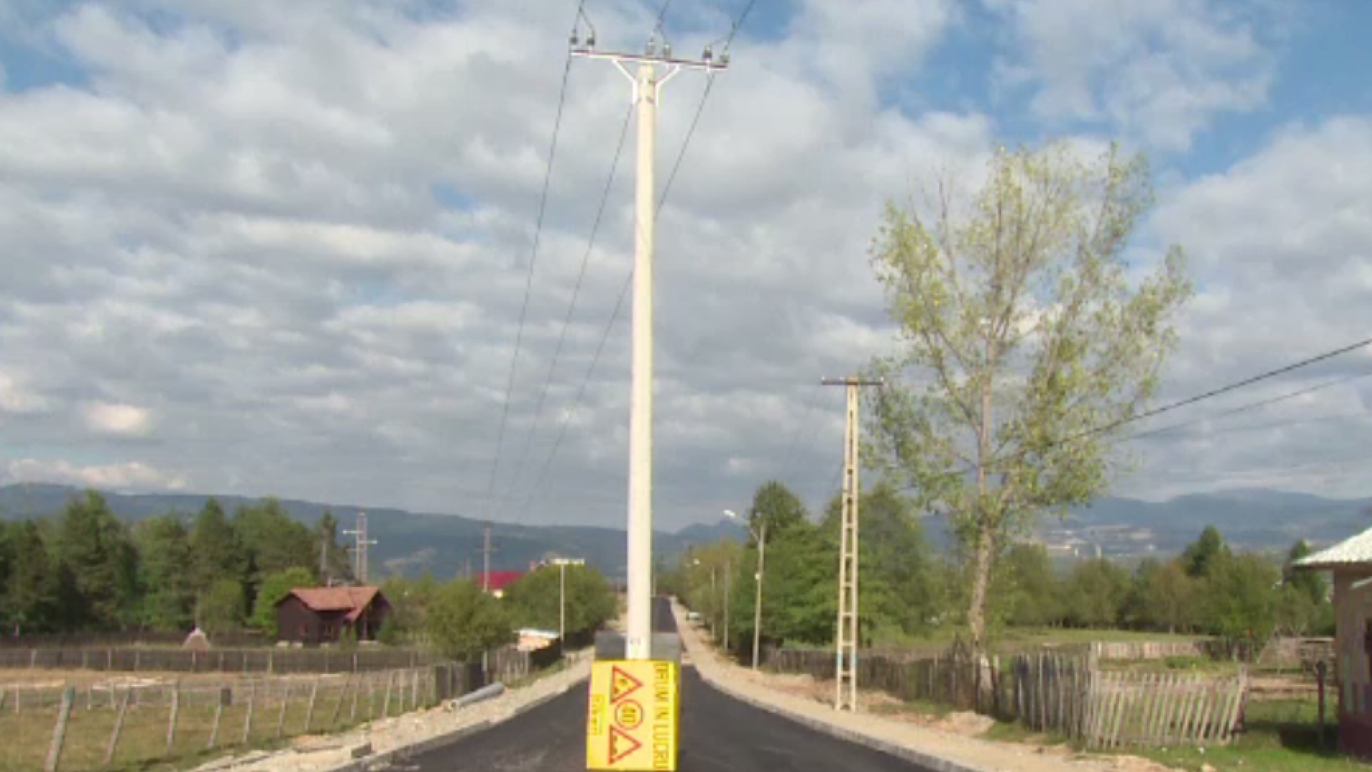 Stâlp de electricitate în mijlocul drumului. Cât a costat asfaltarea celor 3 km