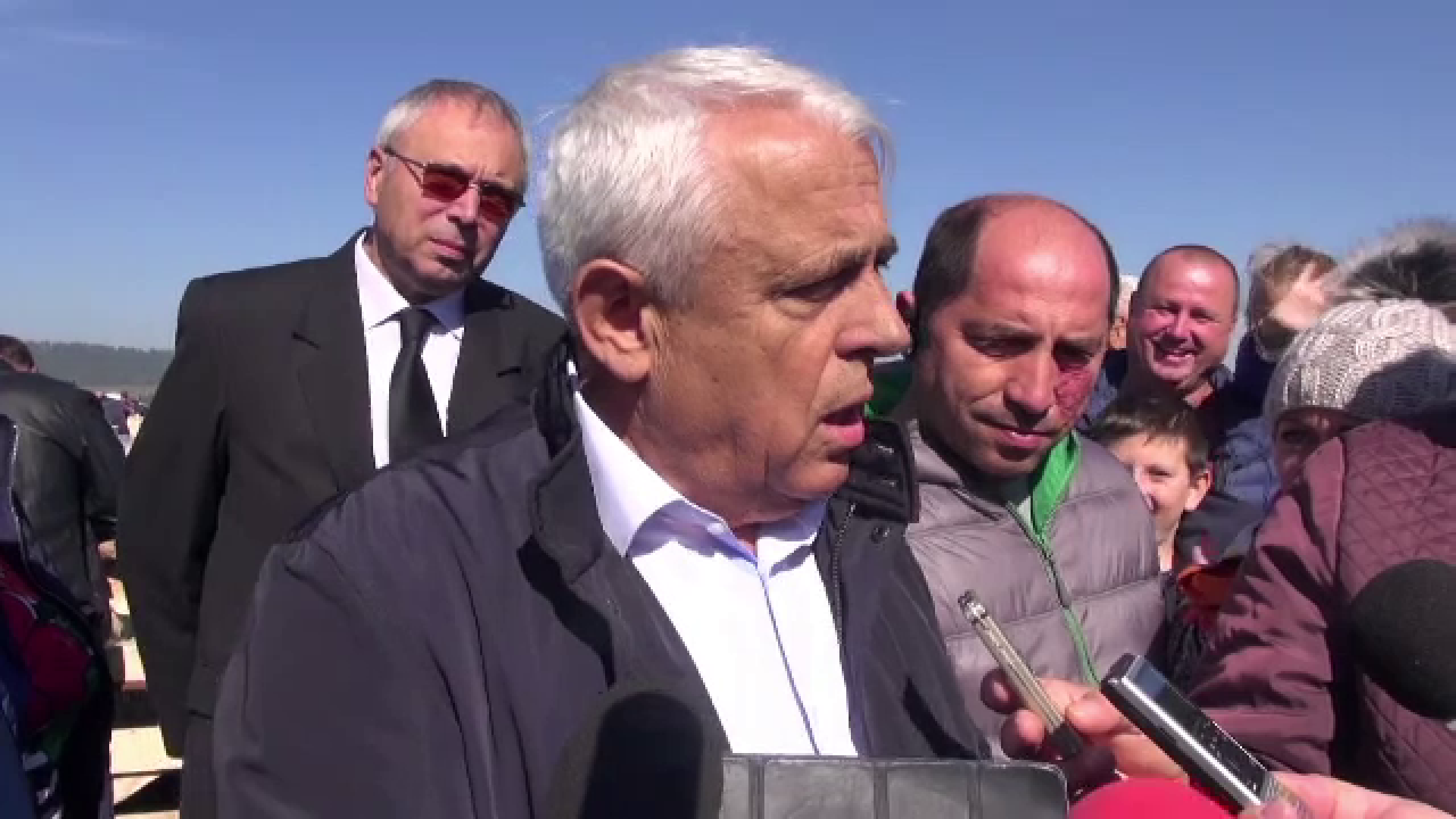 Ciobanii prezenţi la Răvăşitul Oilor nu s-au lăsat "vrăjiţi" de discursul mioritic al ministrului Daea