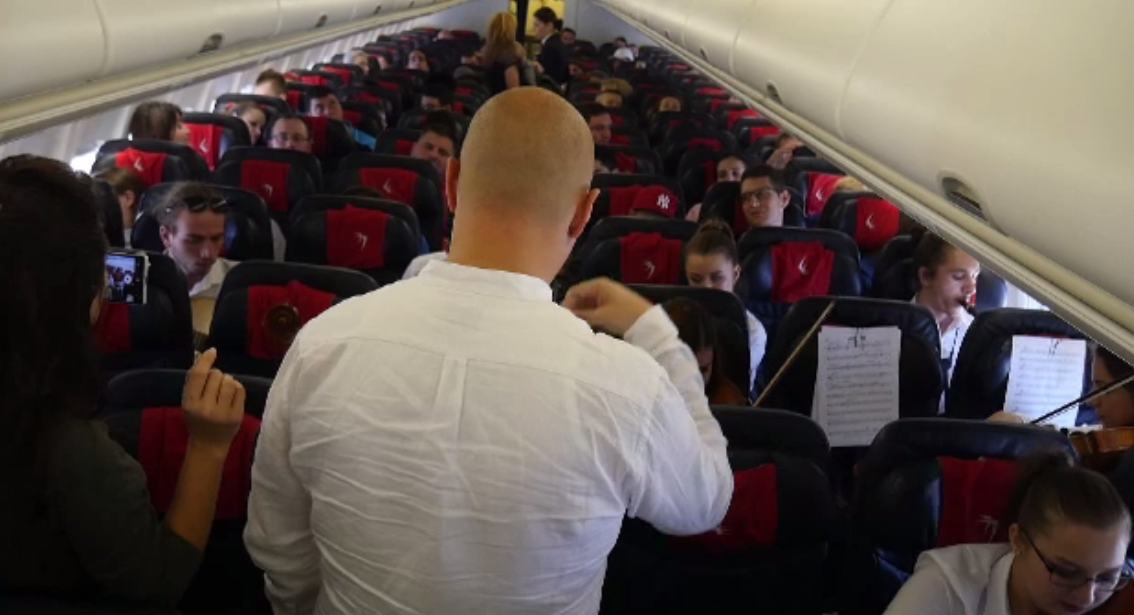 Concert în avion, pe ruta Cluj-Londra. Opt studenți din Cluj au cântat la instrumente