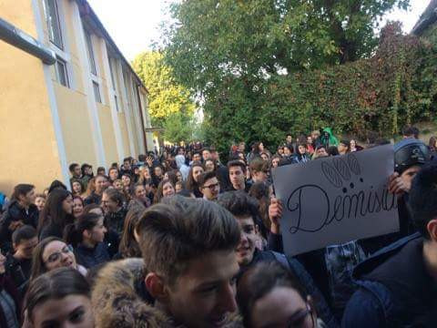 Protest la un colegiu din Târgu Mureș. Elevii, nemulţumiţi că trebuie să schimbe clasa la fiecare oră