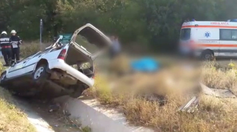 Patru morți și un rănit, după ce o mașină a intrat într-un cap de pod, în Dolj