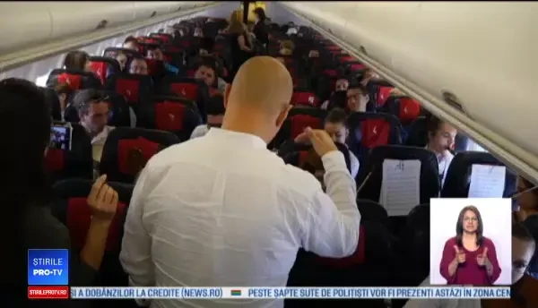 Concert în avion, pe ruta Cluj-Londra. Opt studenți din Cluj au cântat la instrumente