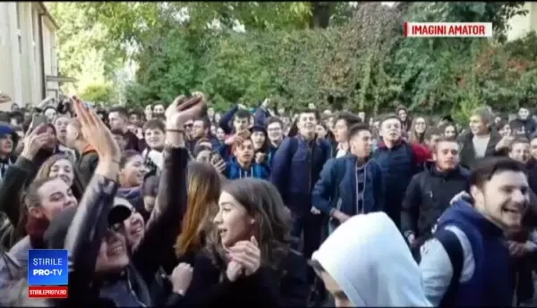 Protest la un colegiu din Târgu Mureș. Elevii, nemulţumiţi că trebuie să schimbe clasa la fiecare oră