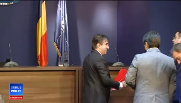 Bâlbe și neînțelegeri la semnarea unui contract pentru 6 km de autostradă