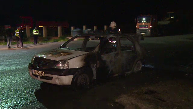 O maşină de poliţie, parcată lângă sediul instituţiei dintr-o comună din Bistriţa Năsăud, a luat foc