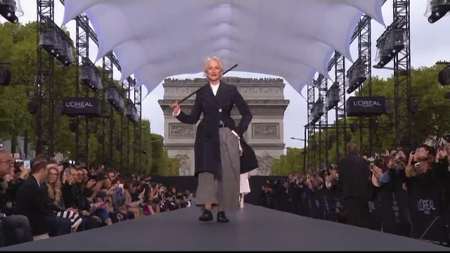 Prezentare de modă cu totul specială, pe Champs Elysee. Jane Fonda şi Hellen Mirren, pe podium