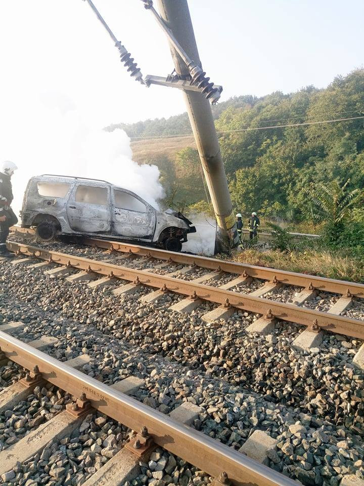 Trafic feroviar şi rutier oprit între Adjud şi Oneşti, după ce un autoturism a rupt un stâlp de curent. FOTO