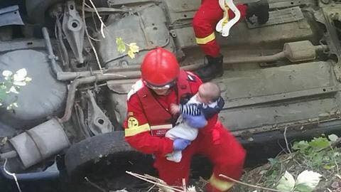 Pozele publicate de ISU după ce o mașină a căzut de la 10 metri si s-a rostogolit de mai multe ori