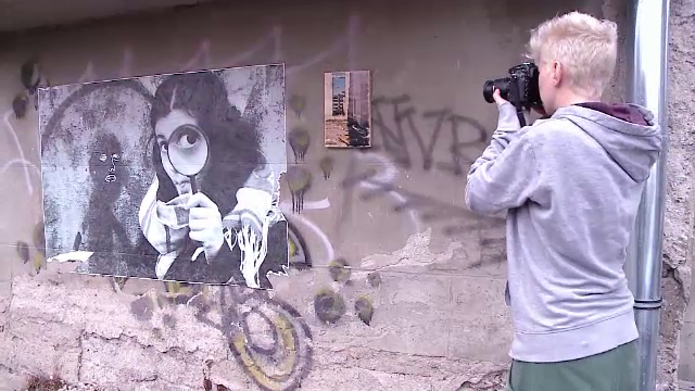 Doua artiste din Cluj Napoca, o fotografa si o pictorita, fac tablouri pe care le lasa apoi in diferite locuri din oras