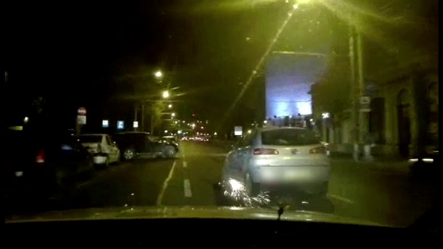 Fără permis auto și sub influența drogurilor, o tânără care conducea o mașină a lovit mai multe autoturisme