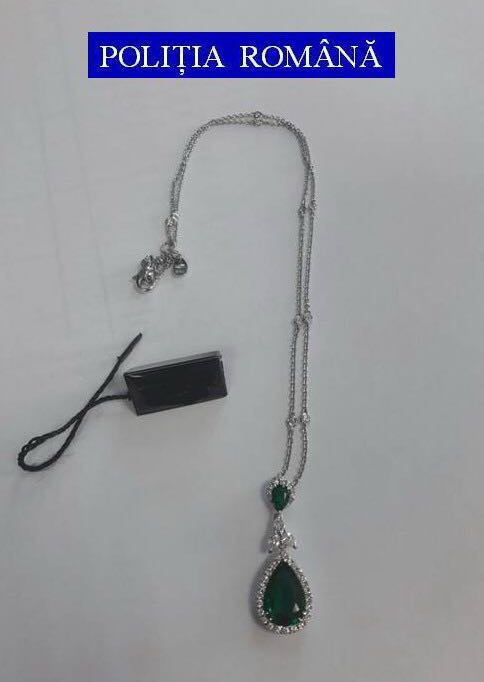 Jaf în familie, la o bijuterie din Capitală. Un tată şi o fiică au furat un colier de 20.000 euro