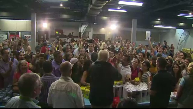 Momentul în care Donald Trump aruncă suluri de prosoape unor sinistrați din Puerto Rico