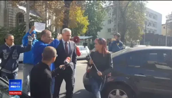 Dragnea, flancat la ÎCCJ de patru indivizi care i-au îmbrâncit pe jurnaliști. Nu ştiu cine sunt