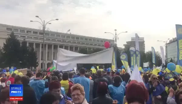 Câteva mii de sindicalişti protestează în Piaţa Victoriei. Traficul în centrul Capitalei este blocat