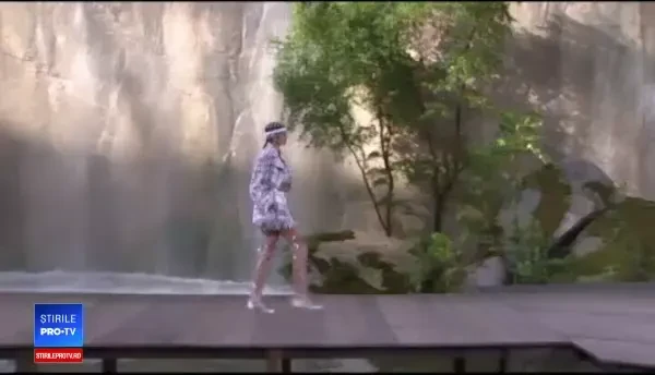 Chanel, colecția primăvară-vară 2018. Modelele au defilat în pelerine de ploaie