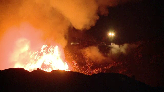 Incendiu de proporții la groapa de gunoi a Clujului. Focul a fost stins complet după 23 de ore