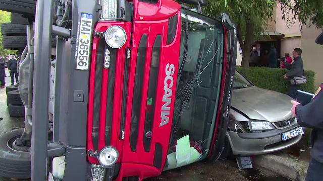 O autospecială ISU s-a răsturnat în drum spre un accident rutier