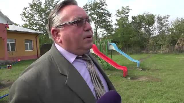 Învăţător din Botoşani, acuzat că bate copiii şi înjură părinţii. "Vezi să nu te calc"