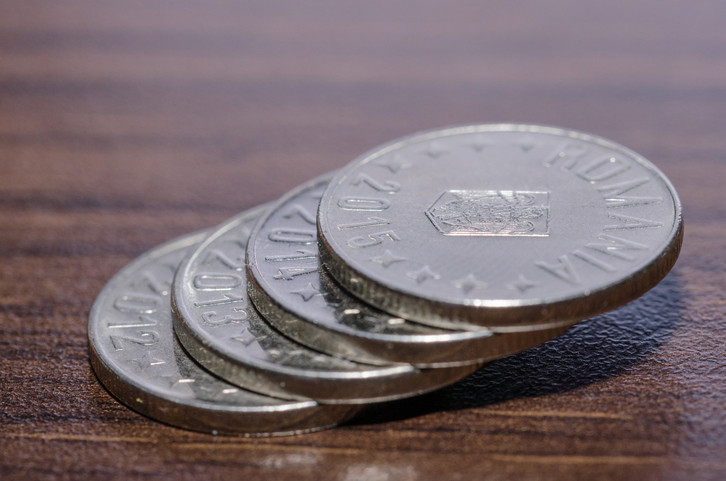 Guvernul nu renunţă la măsurile ce ar duce la scăderea tuturor salariilor şi chiar vrea taxe noi