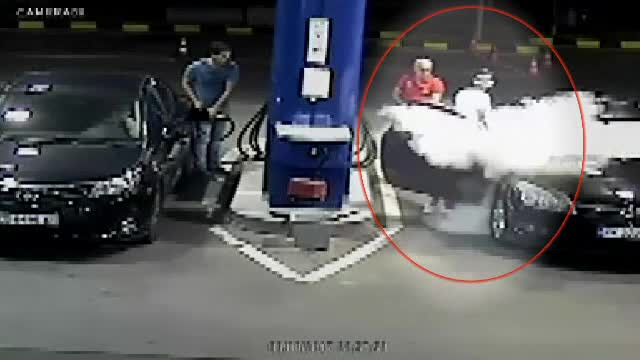 Un bulgar care fuma în benzinărie s-a trezit că i se stinge ţigara cu extinctorul