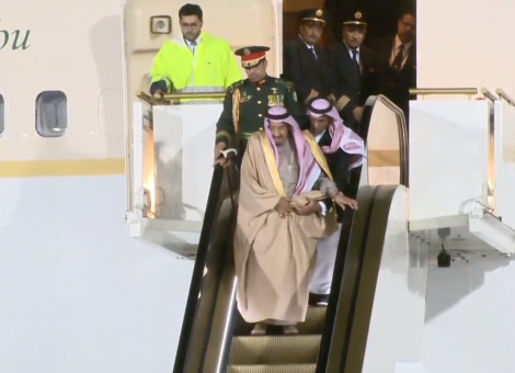Momentul în care scările rulante de aur ale regelui saudit se strică la coborârea din avion, în Moscova
