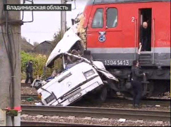 Cel puțin 19 morți după ce un tren și un autobuz s-au lovit în centrul Rusiei