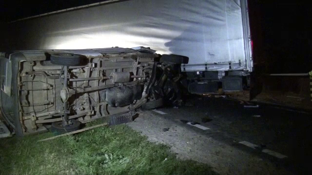 Accident în lanţ în Suceava. Doi oameni au murit după ce o dubă a lovit un TIR