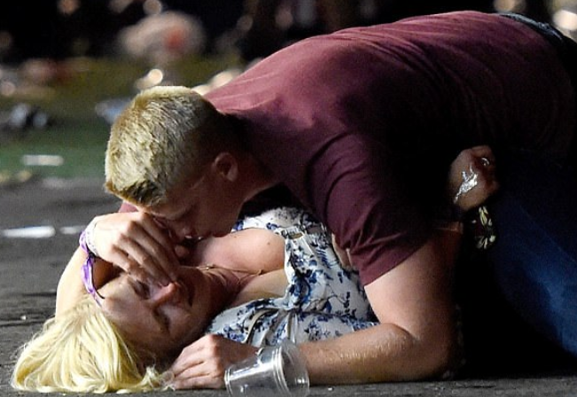 Bărbatul pozat protejând o femeie de gloanțe în Las Vegas a fost identificat. Cine e de fapt eroul