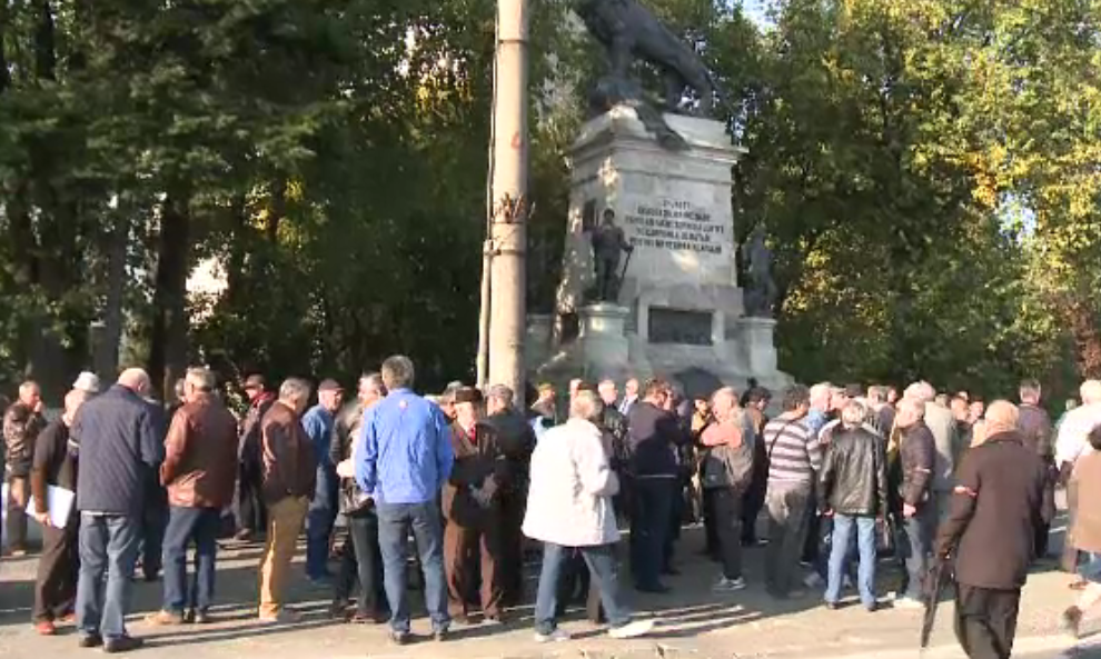 Protest în tăcere în Capitală. Zeci de pensionari din armată s-au plâns de pensiile mici