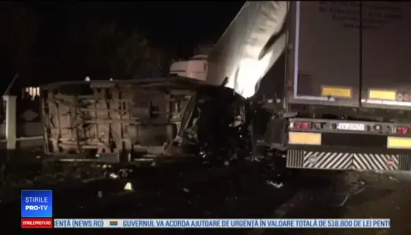 Accident în lanţ în Suceava. Doi oameni au murit după ce o dubă a lovit un TIR