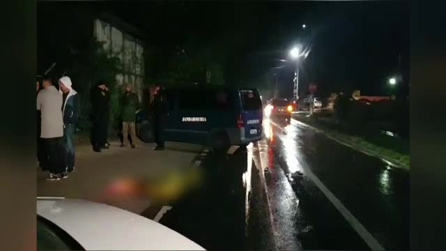 S-a suit pe un stâlp după ce a petrecut cu prietenii şi s-a zdrobit de pământ