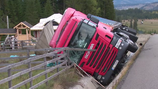 Un TIR s-a răsturnat în apropiere de Pasul Tihuța. Marfa a fost distrusă