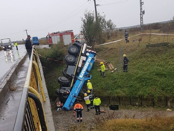 Accident cumplit. Ce au descoperit pompierii sub macara