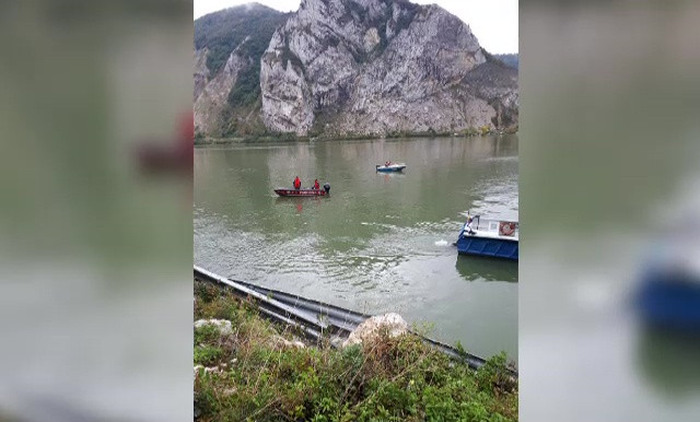 Operațiunile de căutare a familiei care a căzut cu mașina în Dunăre au fost oprite
