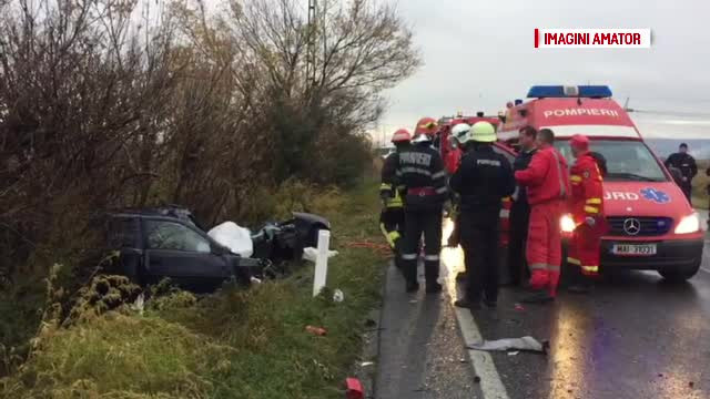 Impact între o mașină și un autocar cu turiști canadieni: 2 morți
