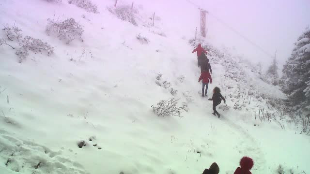 Aproape un metru de zăpadă la Vârful Omu. Drumurile care sunt blocate de nămeţi