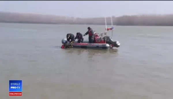 Autoturismul care a căzut în Dunăre, scos la suprafață. În el nu se află nicio persoană