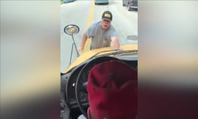 Un bărbat s-a aruncat în fața unui autobuz școlar, pentru că l-a supărat un elev