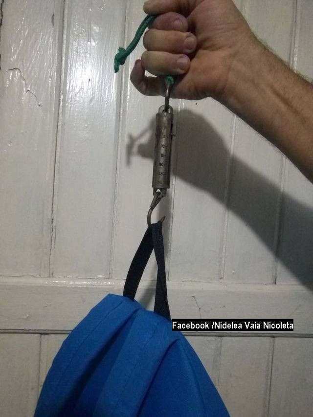 Reacția Inspectoratului, după ce o mamă a reclamat greutatea ghiozdanul