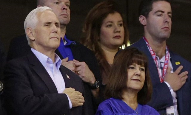 Vicepreședintele Mike Pence a plecat de la un meci, din cauza jucătorilor