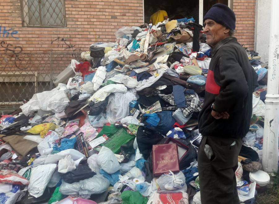 Tone de gunoaie scoase din apartamentul unui constănțean. De 16 ani aduna resturi