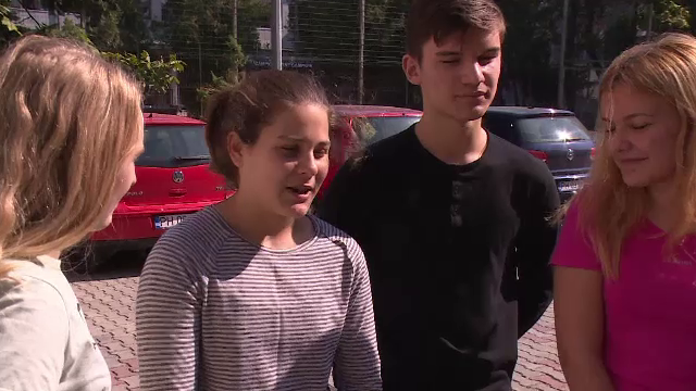 Elevii premianţi nu mai primesc burse fiindcă primarii au folosit banii ca să-şi mărească salariile